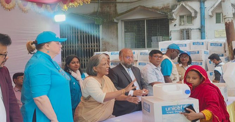 কড়াইল অগ্নিকাণ্ডে ক্ষতিগ্রস্ত শিশুদের পরিবারে ত্রাণ দিলেন সমাজকল্যাণ উপদেষ্টা