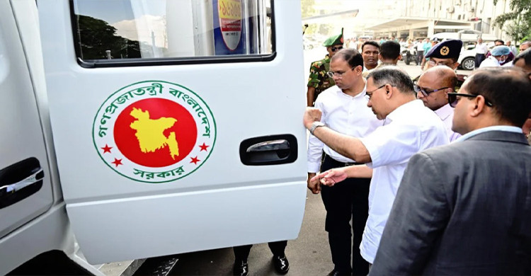 খাদ্যের নিরাপত্তা যাচাইয়ের ভ্রাম্যমাণ ল্যাব পরিদর্শনে প্রধানমন্ত্রী
