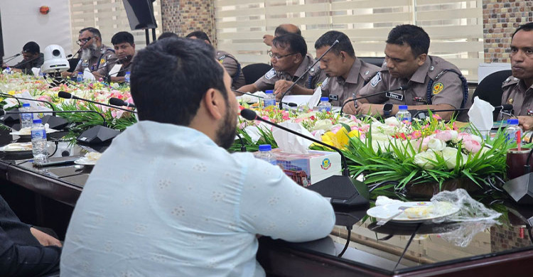 ঢাকা মহানগর পুলিশের সঙ্গে মতবিনিময় করলেন নাহিদ ইসলাম