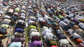 তুরাগ তীরে সর্ববৃহৎ জুমার নামাজ আদায়