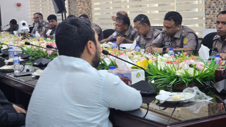 ঢাকা মহানগর পুলিশের সঙ্গে মতবিনিময় করলেন নাহিদ ইসলাম