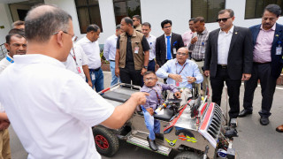 কলেজ ছাত্র ওয়াকিমুলের বানানো স্মার্ট কারে উঠলেন প্রধানমন্ত্রী