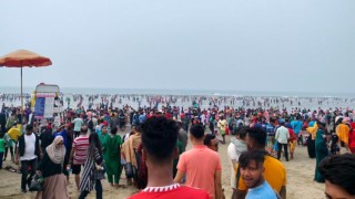 কক্সবাজারে পর্যটকদের ঢল