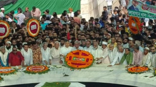 বিজয় দিবসে জিয়াউর রহমানের সমাধিতে শ্রদ্ধা জানাতে জনস্রোত