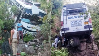 বন্দুকধারীদের হামলার পর বাস খাদে, কাশ্মিরে ৯ তীর্থযাত্রী নিহত