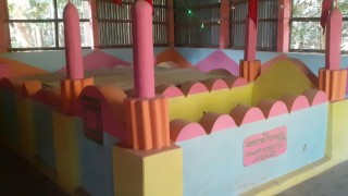 ঘরের ভেতর কবর বানিয়ে বসবাস, এলাকায় চাঞ্চল্য!