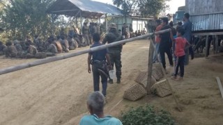 মিয়ানমারের শত শত সেনা পালিয়ে যাচ্ছে ভারতে