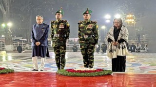 ভাষাশহিদদের স্মরণে রাষ্ট্রপতি-প্রধানমন্ত্রীর শ্রদ্ধা