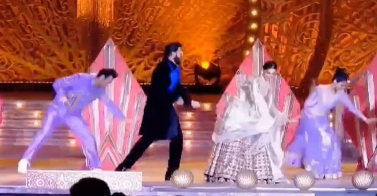 আম্বানিপুত্রের বিয়েতে নাচলেন অন্তঃসত্ত্বা দীপিকা আম্বানিপুত্রের বিয়েতে নাচলেন অন্তঃসত্ত্বা দীপিকা